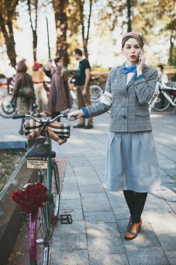 Bisiklet Retro cruise katılan kadın