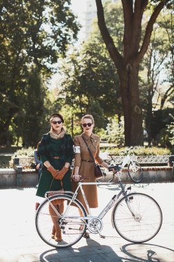 Bisiklet Retro cruise katılan kadınlar