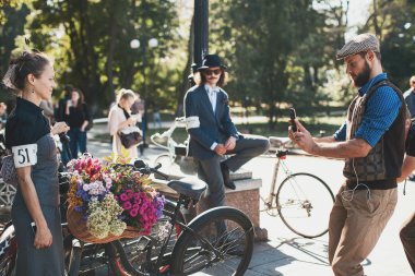 Bisiklet Retro cruise katılan insanlar