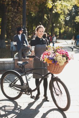Bisiklet Retro cruise katılan kadın