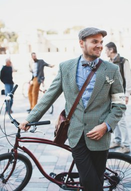 Bisiklet Retro cruise katılan adam