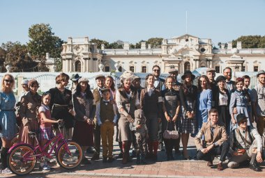 Bisiklet Retro cruise katılan insanlar