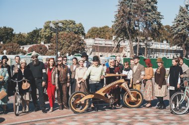 Bisiklet Retro cruise katılan insanlar