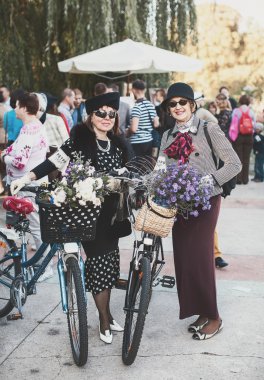 Bisiklet Retro cruise katılan kadınlar