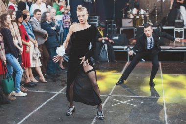 Bisiklet Retro cruise katılan dansçılar