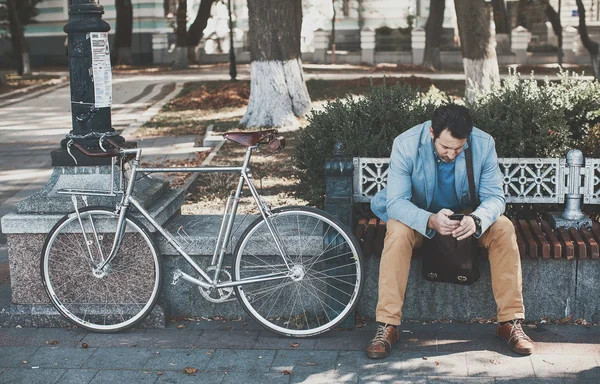 Homme participant à vélo croisière rétro — Photo