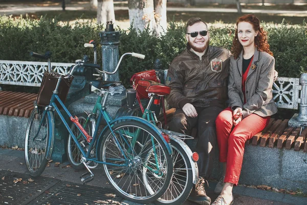 Paar nimmt an Fahrrad-Retro-Kreuzfahrt teil — Stockfoto