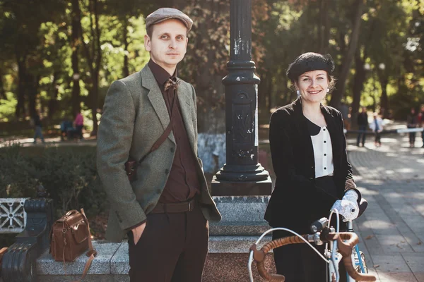 Paar nimmt an Fahrrad-Retro-Kreuzfahrt teil — Stockfoto