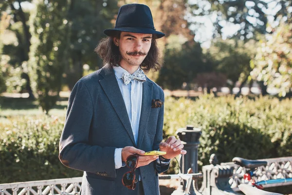 Bisiklet Retro cruise katılan adam