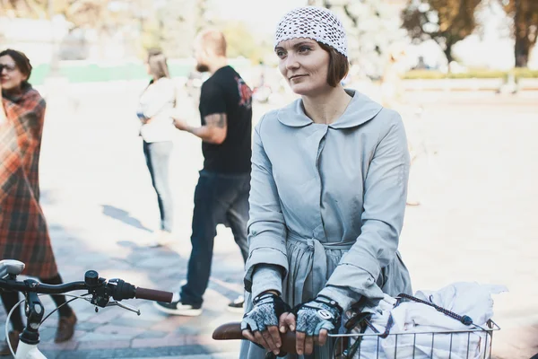 Mujer participando en bicicleta Crucero retro — Foto de Stock
