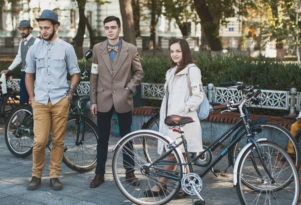 Personer som deltar i cykel Retro kryssning — Stockfoto