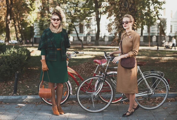 Donne che partecipano alla bicicletta crociera retrò — Foto Stock