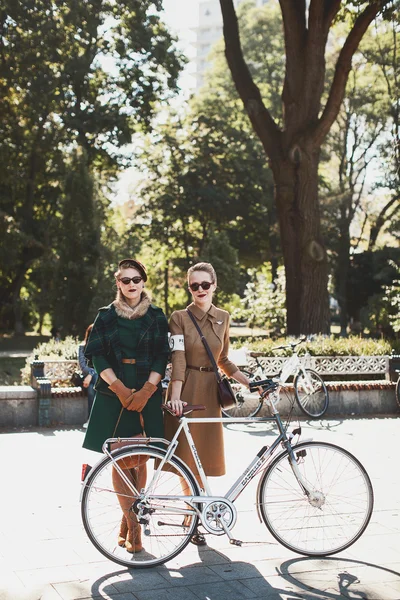 Bisiklet Retro cruise katılan kadınlar