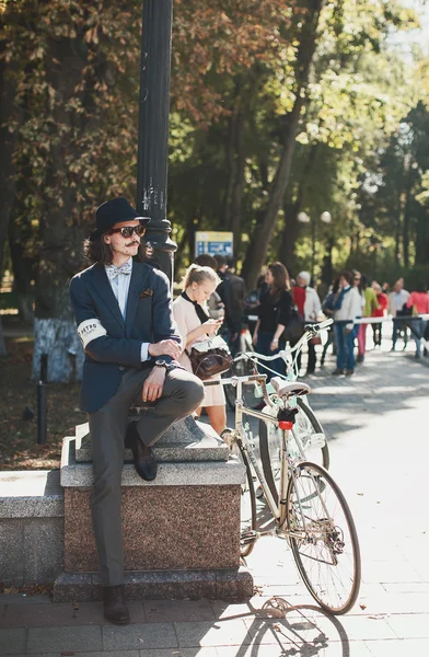 Хлопець бере участь в ретро круїз велосипеда — стокове фото