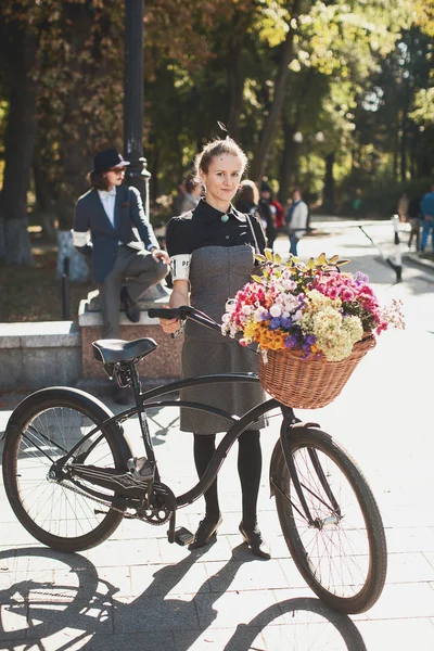Bisiklet Retro cruise katılan kadın