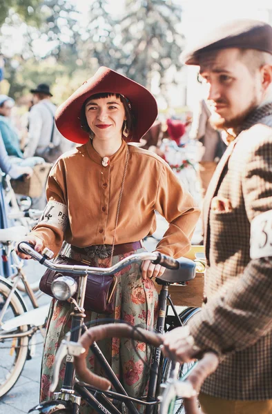 Mujer participando en bicicleta Crucero retro — Foto de Stock