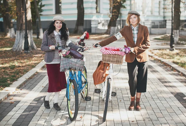 Жінки, які беруть участь у велосипедів ретро круїз — стокове фото