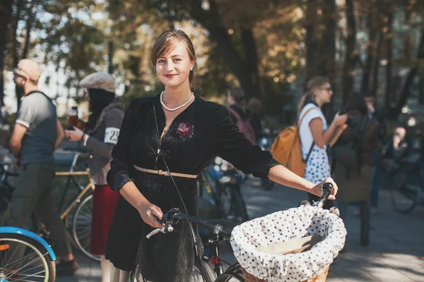 Kobieta, uczestniczących w rejs Retro rower — Zdjęcie stockowe