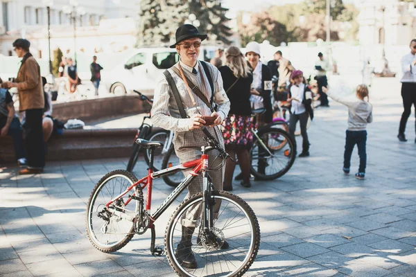 Хлопець бере участь в ретро круїз велосипеда — стокове фото