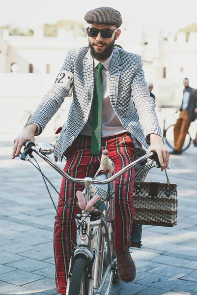 Człowiek uczestniczy w rejs Retro rower — Zdjęcie stockowe
