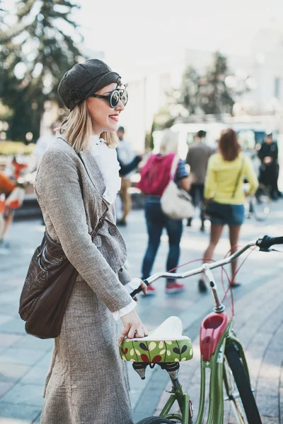 Mujer participando en bicicleta Crucero retro — Foto de Stock