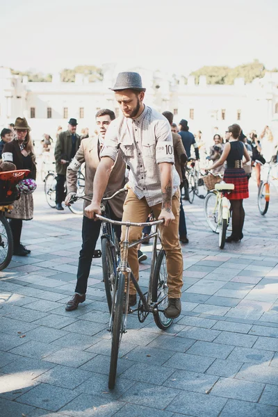 Personer som deltar i cykel Retro kryssning — Stockfoto