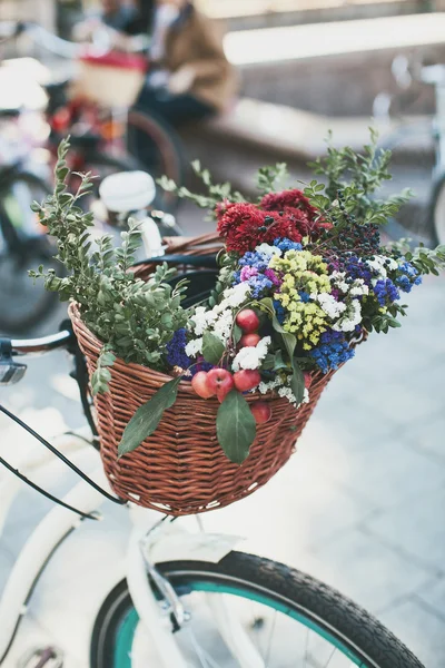 Bicicletta vecchia moda con cestino — Foto Stock