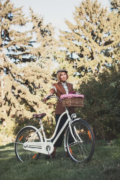 Kobieta, uczestniczących w rejs Retro rower — Zdjęcie stockowe