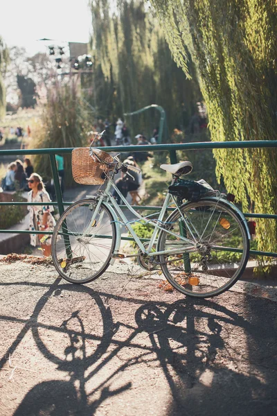 Bicicletta vecchia moda con cestino — Foto Stock