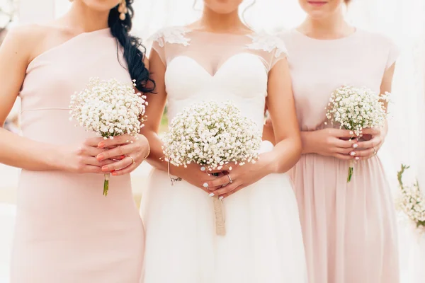 Novia con damas de honor sosteniendo flores —  Fotos de Stock