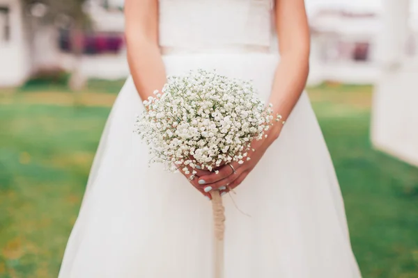 Bride with flowers in hands — Stock Photo, Image