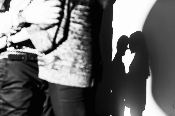 Embracing couple with shadow on wall — Stock Photo, Image