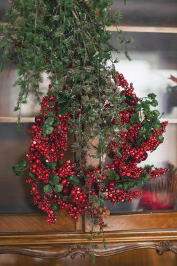 Noel çelenk ile kırmızı meyveler