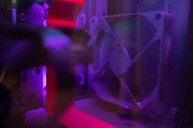 Bilgisayarın içinde bir fan var. Güzel ışıklandırma. Teknik arkaplan.