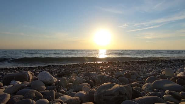 Tramonto sul mare. Bel cielo con le nuvole. Spiaggia di pietra. Belle onde del mare durante il tramonto. — Video Stock