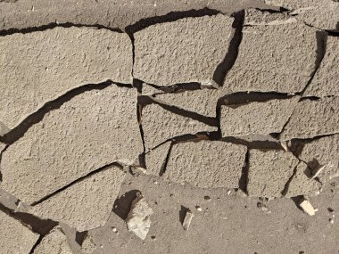 Çatlak beton. Asfalt parçalara ayrılmış. Çatlak yol yüzeyi. Doku.
