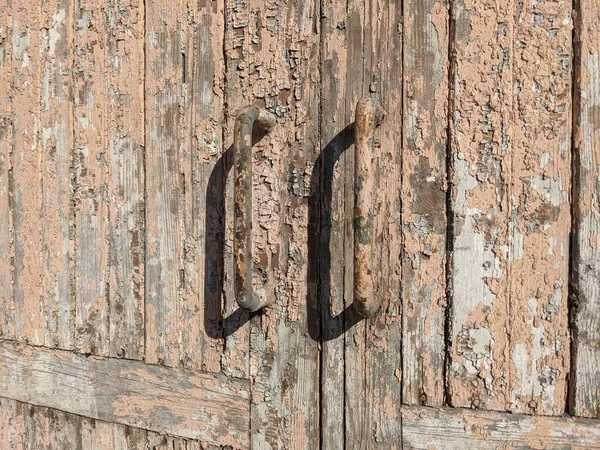 Boyanmış ahşap çerçevede antika kapı kolu. Eski boya katmanları. Grunge. Eski kapı tokmakları ahşap bir kapıda.