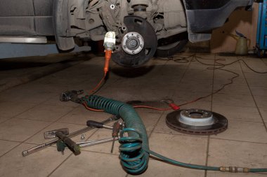  Araba tamircisi işyeri. Fren diski tamiri. Fren pedleri değiştiriliyor. Araba tamir araçları.