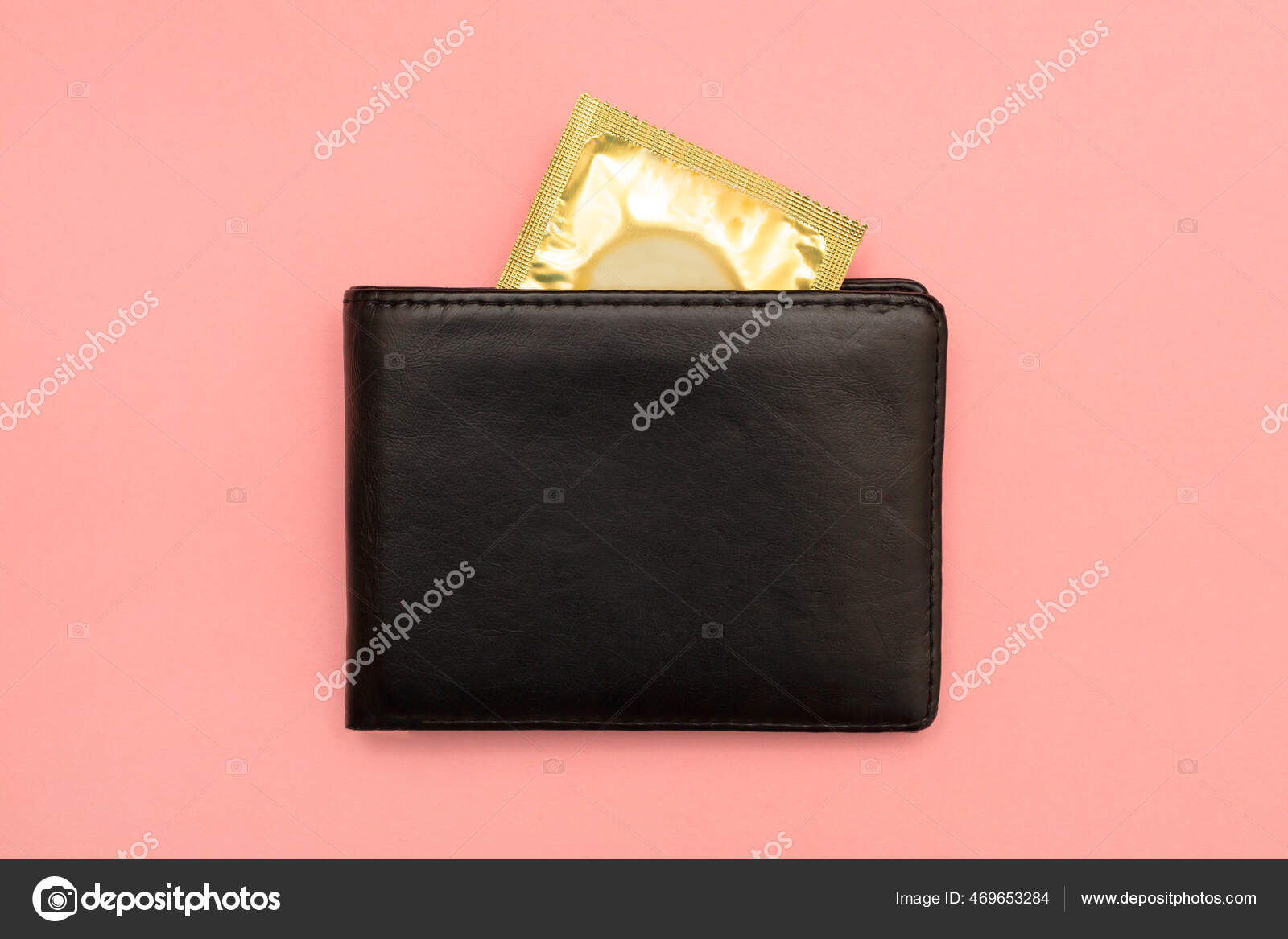 保险套在粉色背景的皮夹里。赤裸裸的性爱拯救你的健康。黄金包装中的保险套. ——图库图片© firaxx@gmail.com #469653284