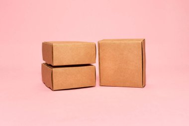 Kahverengi kraft torbaları. Çevre dostu ambalaj. Nazikçe teslim et. Paketin üzerinde logo ve metin için yer. Gazete. Sevkiyat.