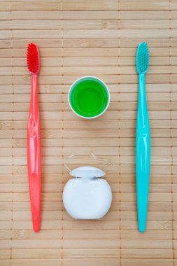 Diş hijyeni ve diş bakımı ürünleri. Diş fırçaları. Ağız bakım kiti. Düz yatıyordu. Sağlık hizmetleri. Dikey