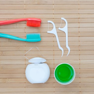 Diş hijyeni ve diş bakımı ürünleri. Diş fırçaları. Ağız bakım kiti. Düz yatıyordu. Sağlık hizmetleri. Kare