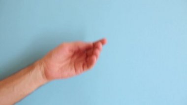 Adam koruyucu inşaat eldivenleri takıyor. Dayanıklı kumaştan yapılmış eldivenler. Güvenlik mühendisliği. Sembol gibi. Eller çerçevede..