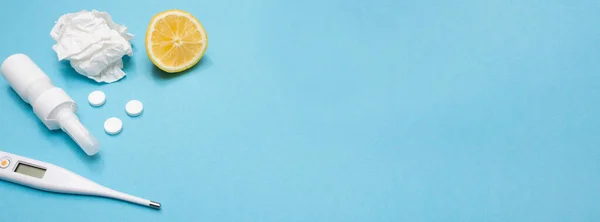 Pankart. Üşütürsün. Grip mevsimi. Hastalık. Düz yatıyordu. Tıbbi maske, haplar, burun spreyi, termometre ve limon çayı. Mesajın için yer aç. Uzayı kopyala Modelleme. Mevsimsel soğuk kavram. Sağlık hizmetleri. 