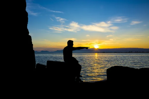 Silhouette, man facing the horizon — стоковое фото