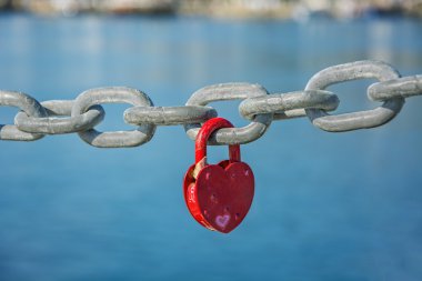 zincirine bağlı kalp kilit