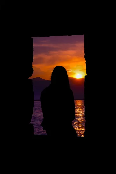Gün batımında yalnız bir kız — Stok fotoğraf