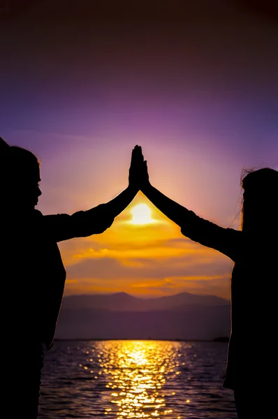 siluet, gün batımında dostluk kavramı