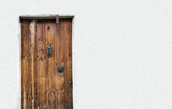 Murs blancs et vieille porte — Photo