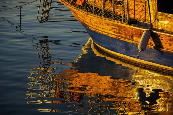 Boat and water reflection — Stock Photo, Image